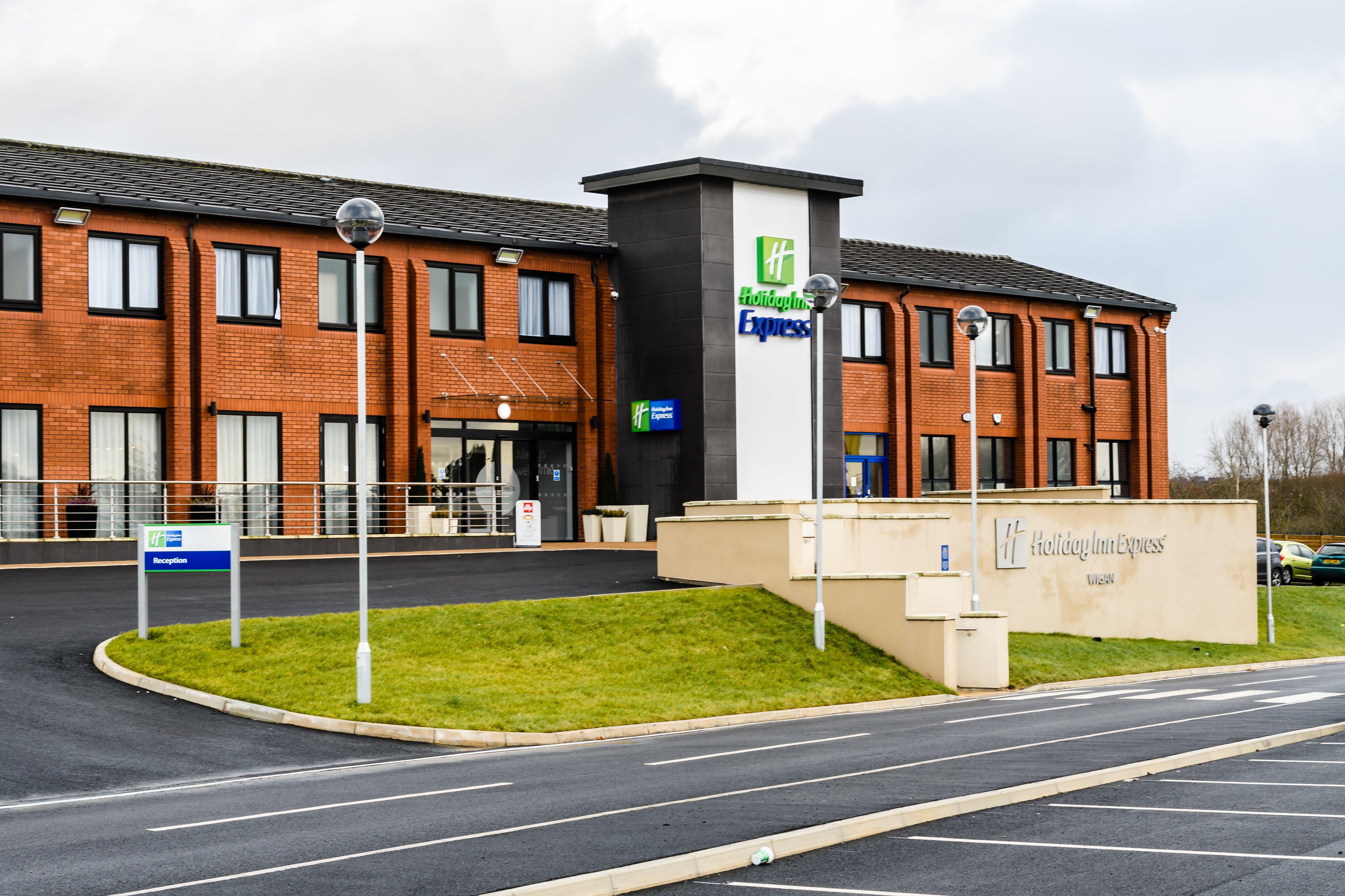 Holiday Inn Express - Wigan By Ihg Екстериор снимка