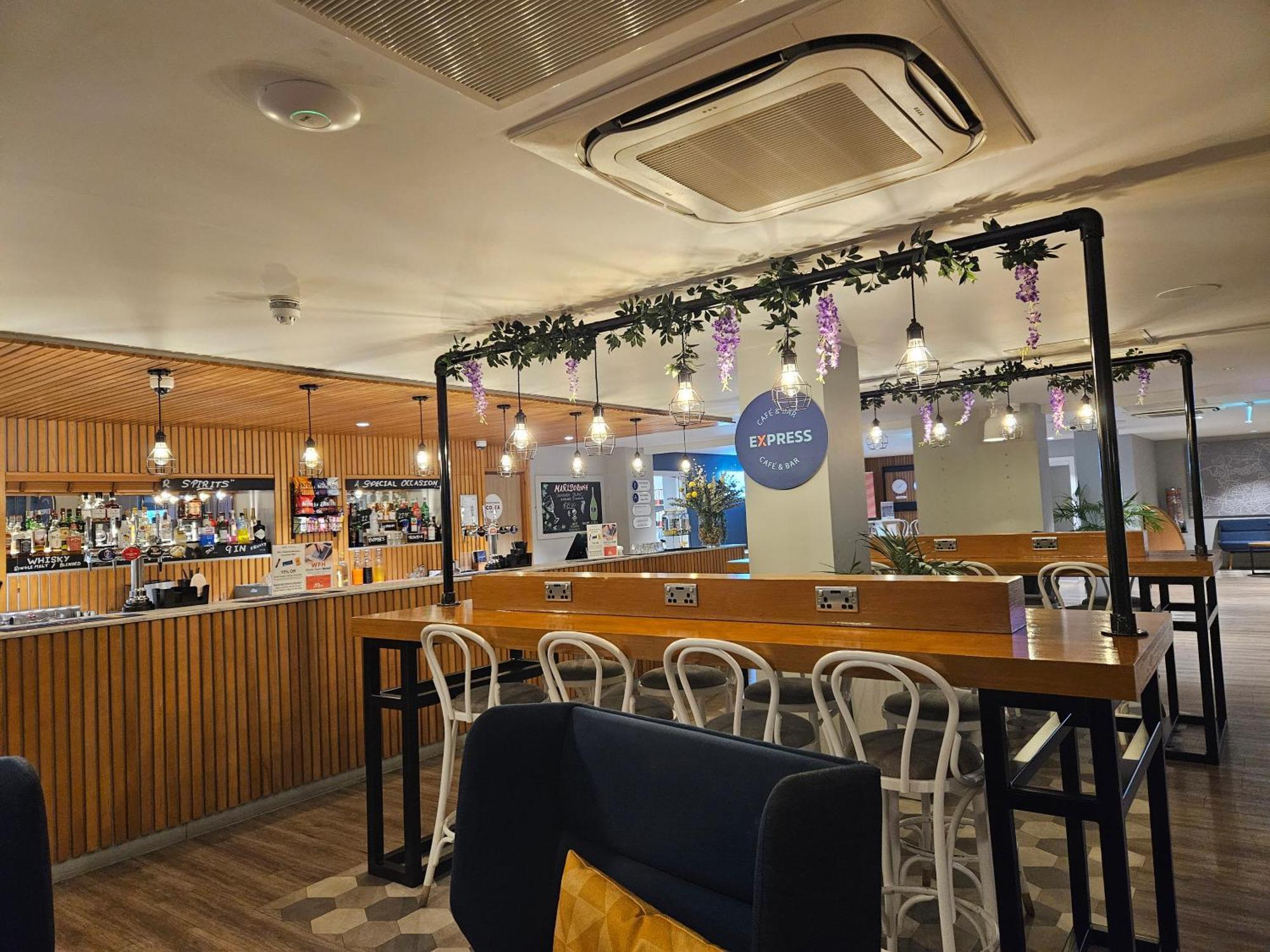 Holiday Inn Express - Wigan By Ihg Екстериор снимка